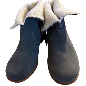 NWT Women’s SunValley Chukka Boots Color: Grey, Size 9